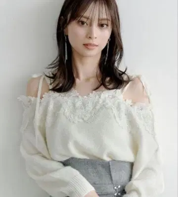[ 새상품급 ] 레이스 트리밍 오프숄더 니트 풀오버 SNIDEL