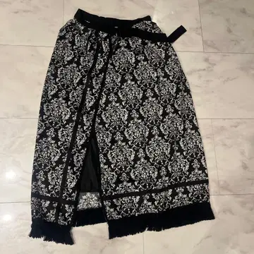 다마스크 무늬 프린지 부착 롱 스커트