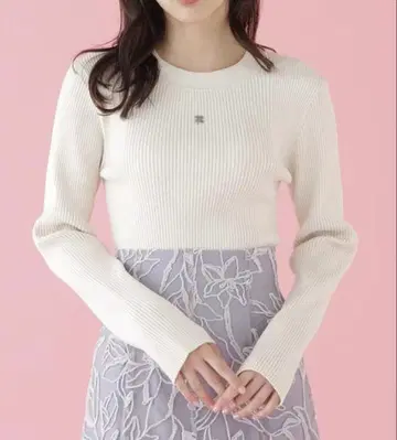 JILL by JILLSTUART 긴팔 리브 디자인 로고 플레이트 니트