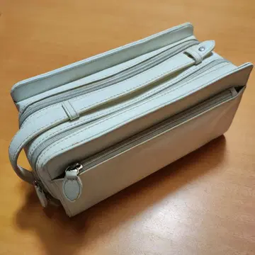 화이트 합성 피혁 세컨드 바디 백 더블 지퍼