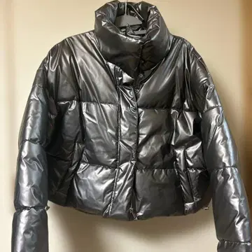 광택 있는 실버 그레이 숏 기장 패딩 자켓