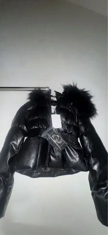 퍼 달린 블랙 숏 다운 자켓