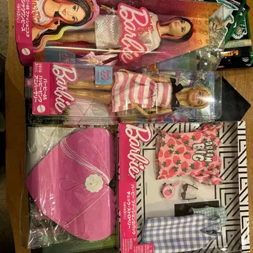 바비 인형 세트 2체와 의상 3착