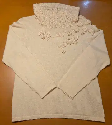 아이보리 하이넥 스웨터 꽃 모티브