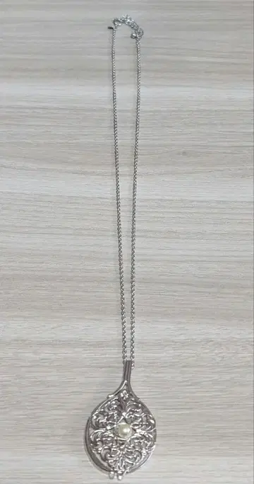 루페 달린 목걸이