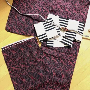 앤티크 순수 실크 코몬 블랙에 스칼렛 라인 기하학 패턴