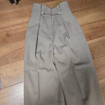 SNIDEL 모카 베이지 슬랙스 체인 포함