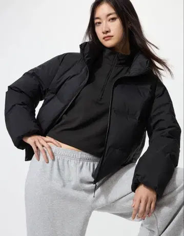 유니클로 심리스 다운 숏 자켓 블랙 XS