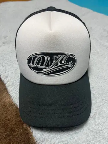 NYC 로고 화이트 블랙 캡 한국