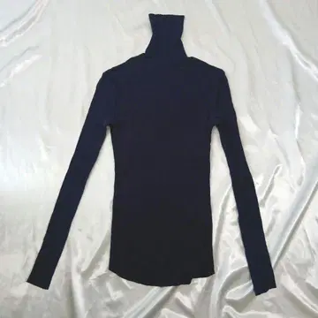 SOEJU 소쥬 네이비 터틀넥 M