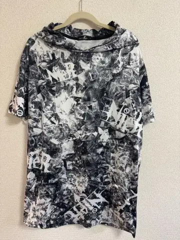 후드 부착 그래픽 T셔츠 블랙/화이트