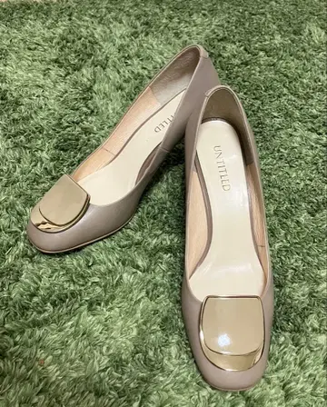 UNTITLED 베이지 펌프스 골드 장식