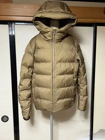 유니클로 한겨울용 후드 부착 베이지 다운 자켓 M 사이즈