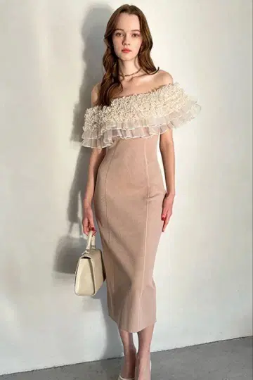 베이지 오프숄더 프릴 니트 원피스