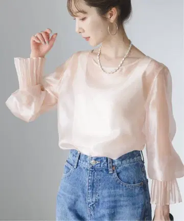 NOBLE 펄 시어 플리츠 커프스 블라우스 베이지