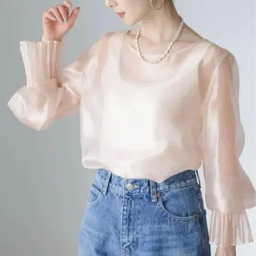 NOBLE 펄 시어 플리츠 커프스 블라우스 베이지