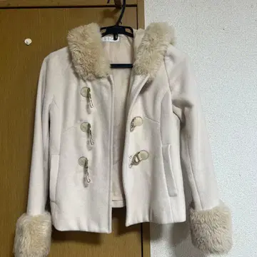 크림색 퍼 달린 더플 코트