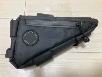 페어 페더 코너 백 블랙