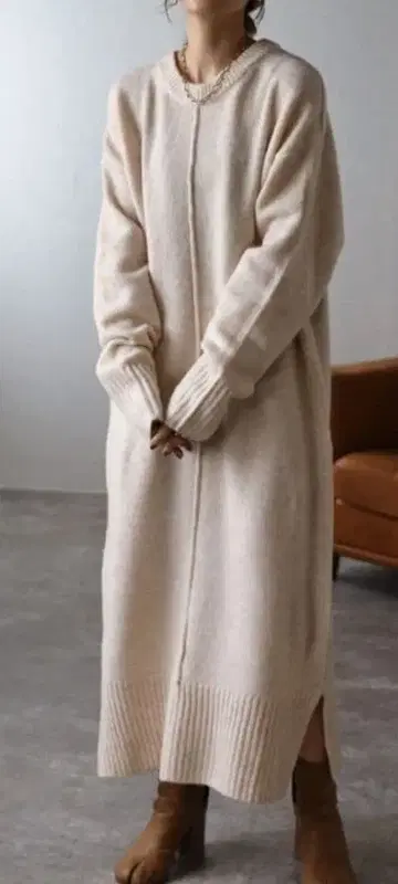 [ 새상품 ] 롱 원피스 슬릿 센터 시임 라운드 컷 니트 원피스