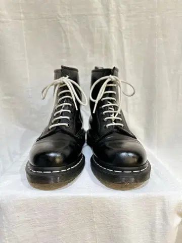 닥터마틴 8홀 화이트 스티치 블랙