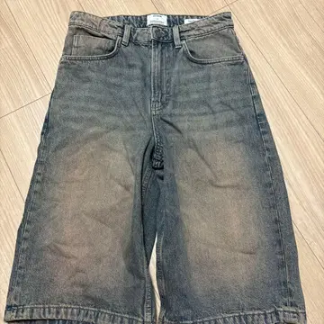 COTTON:ON 다크 그레이 하프 팬츠 28