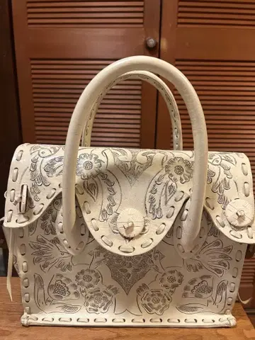 GRACE CONTINENTAL의 Carving Tribes