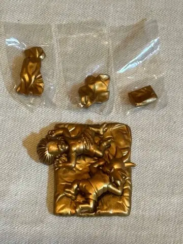 드라캅 수련의 사이에 브론즈판 피규어