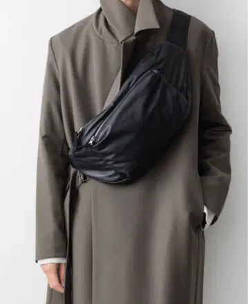 ATTACHMENT 블랙 바디백