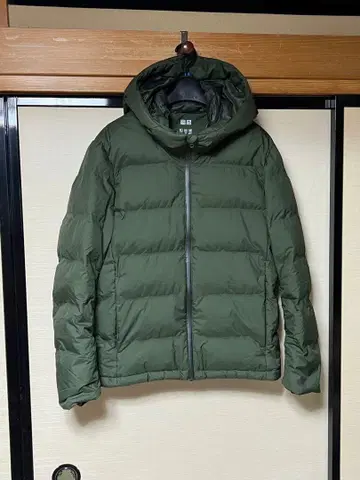 유니클로 올리브 그린 후드 부착 다운 자켓 M 사이즈