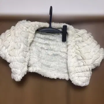 화이트 퍼 스타일 숄