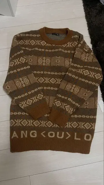 기하학 패턴 브라운 니트 스웨터