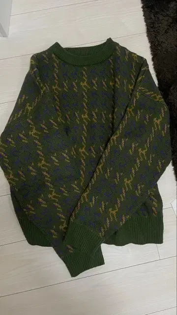 올리브 그린 기하학 패턴 니트 스웨터