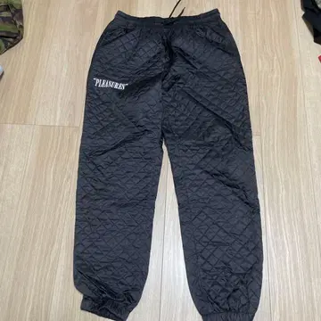 PLEASURES 퀼팅 팬츠 블랙