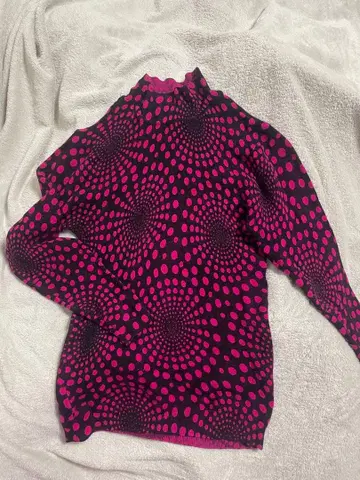 핑크와 블랙의 나선형 무늬 긴팔 상의