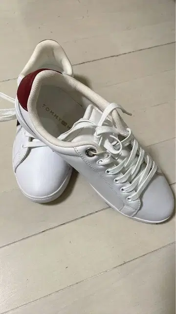 TOMMY HILFIGER 화이트 스니커즈