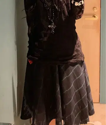 네이비와 그린의 체크 무늬 플레어 스커트