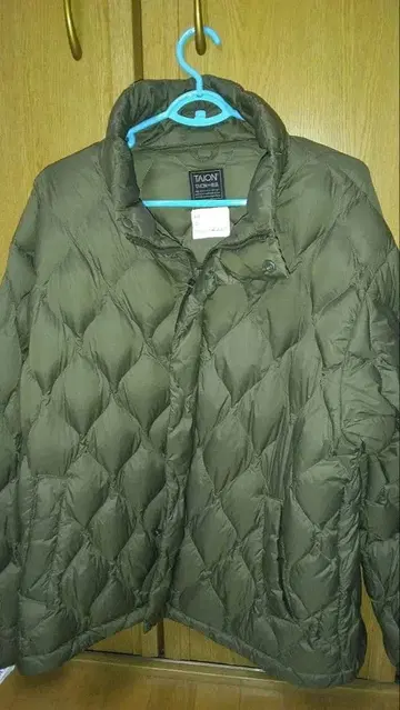 올리브색 퀼팅 다운 자켓