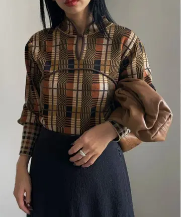 Ameri SWITCHING CHECK KNIT TOP 브라운