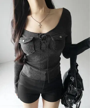레이스업 아웃 포켓 슬림 리브 상의