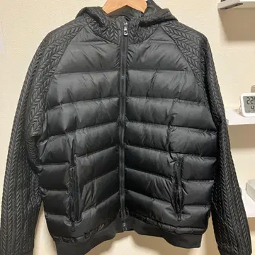 후드 부착 블랙 다운 자켓