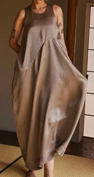 OMMO SATIN DRAPE OP 베이지 36 사이즈