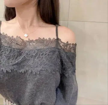 스나이델 레이스 트리밍 오프숄더 풀오버