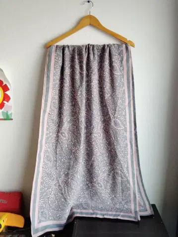 페이즐리 무늬 스톨 그레이와 핑크