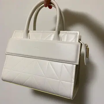화이트 핸드백 입체적인 패턴