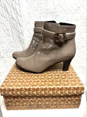 [ 새상품급 ] 에나멜 레인부츠 베이지