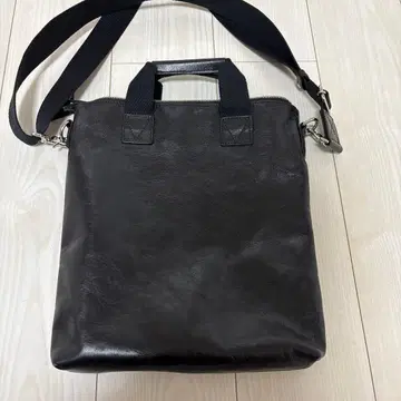 DOCHE 블랙 가죽 숄더백