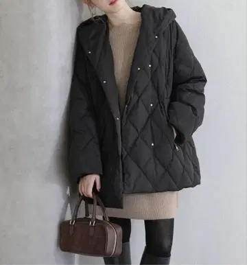 La Totalite 다이아 스티치 다운 코트 거의 미사용