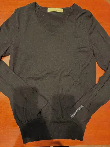 GALLARDAGALANTE 블랙 V넥 스웨터