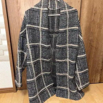 블랙과 베이지 체크 무늬 가디건