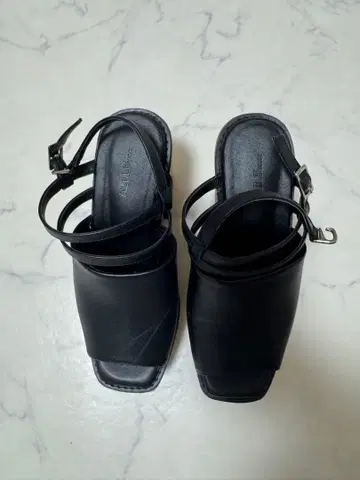 AZUL bymoussy 블랙 스트랩 오픈토 샌들